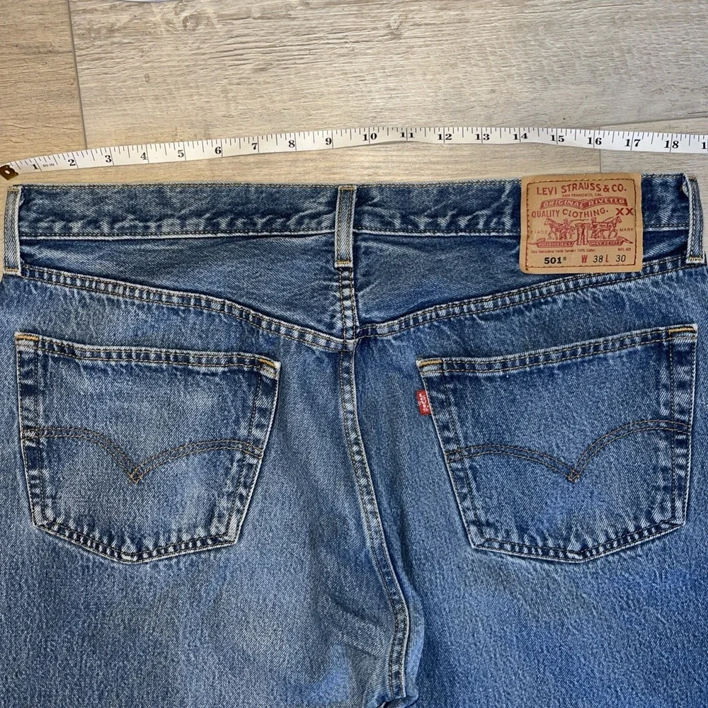 Levi's 505  Men's‎ Jean 38x30 button fly